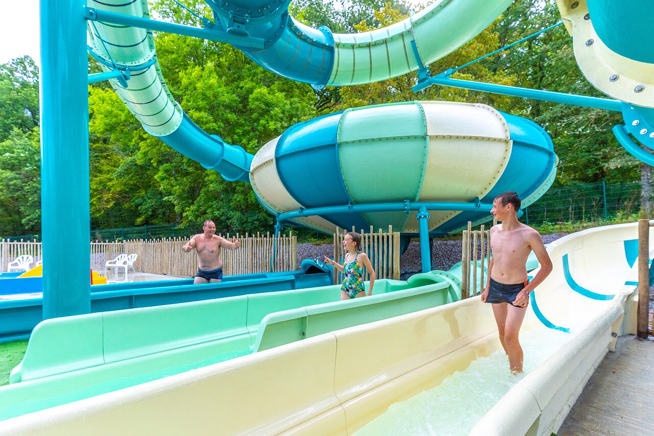 Waterglijbanen op camping VAGUES OCEANES Lac de Panthier in Vandenesse-en-Auxois.