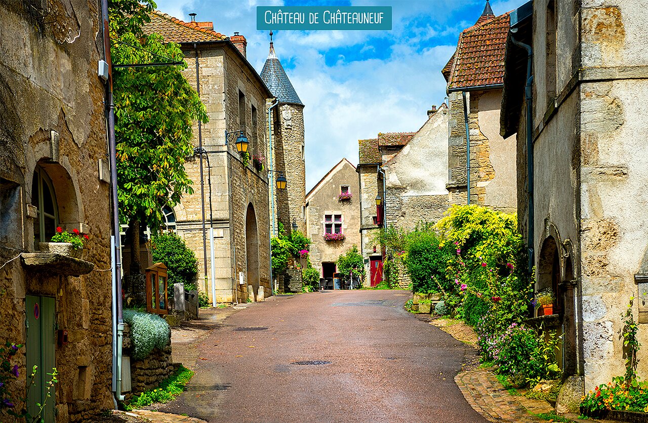 Middeleeuws dorp Ch�teauneuf-en-Auxois, een bezienswaardigheid nabij de camping.