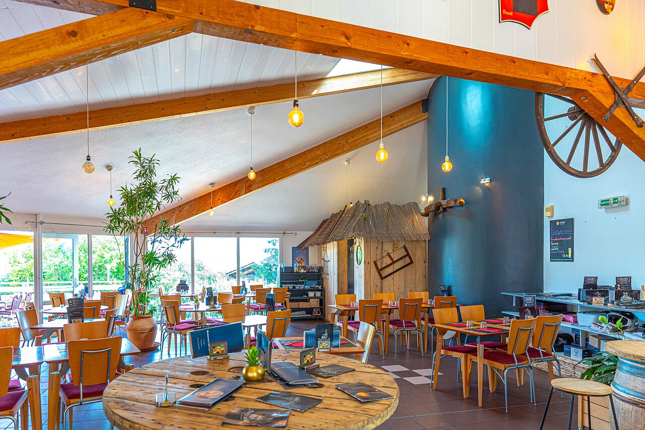 Restaurant en bar op camping VAGUES OCEANES Lac de Panthier in Vandenesse-en-Auxois (21).