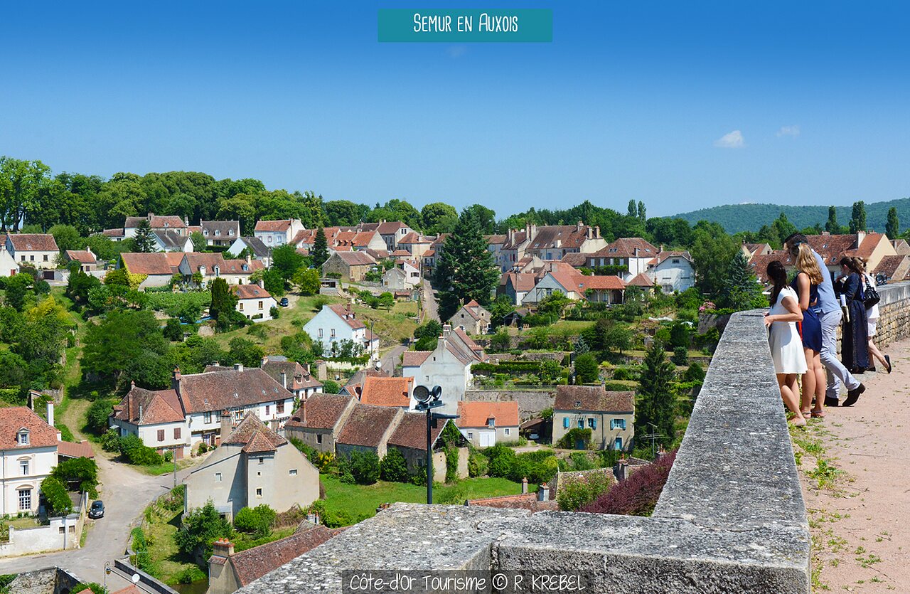 Panoramisch uitzicht op Semur-en-Auxois, charmante middeleeuwse stad te bezoeken in Bourgondi�.