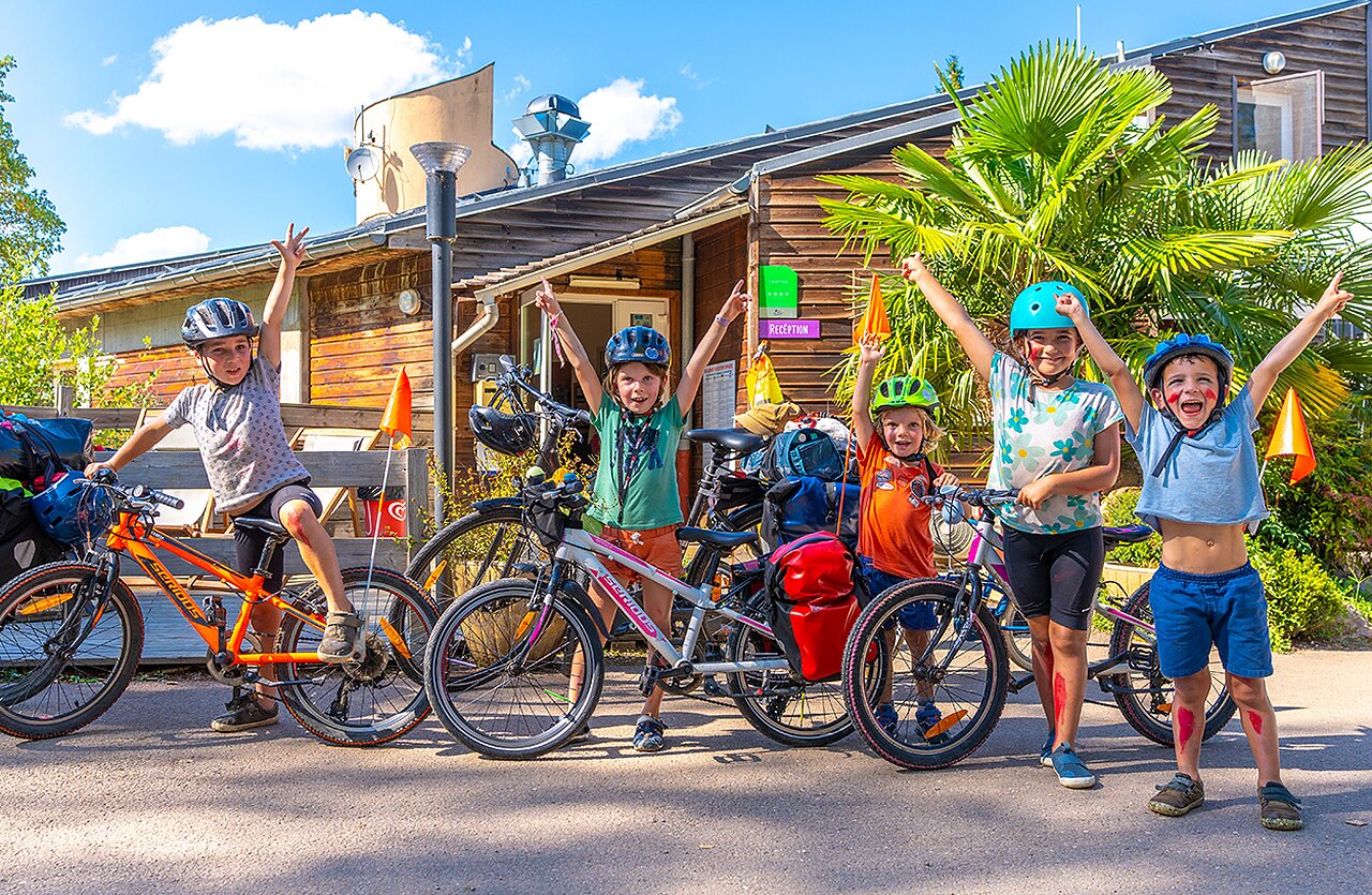 Kinderen op fietsen voor de receptie van camping VAGUES OCEANES Lac de Panthier.