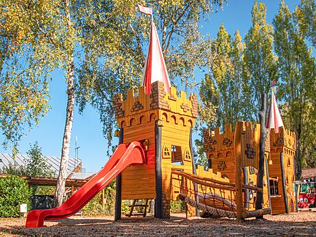 Speeltuin kasteel, rode glijbaan op camping VAGUES OCEANES Lac de Panthier.