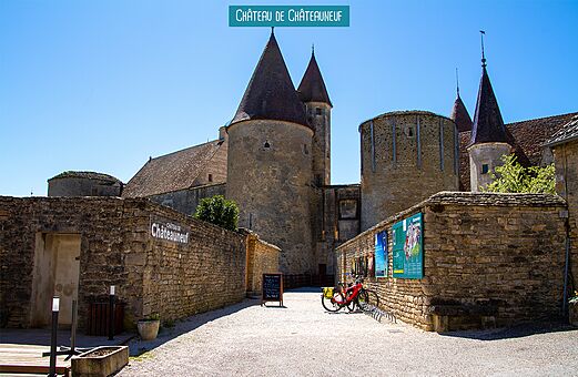 Kasteel van Châteauneuf, middeleeuws fort te bezoeken nabij de camping.