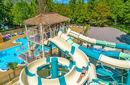 Waterglijbanen en buitenzwembad op camping VAGUES OCEANES Lac de Panthier.