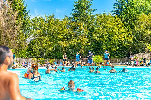 Buitenzwembad met aquagym animatie op camping VAGUES OCEANES Lac de Panthier.