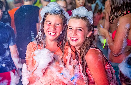 Lachende meisjes schuimparty op camping VAGUES OCEANES Lac de Panthier in Vandenesse-en-Auxois.