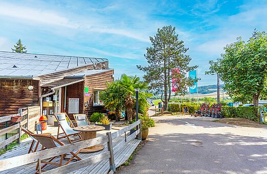 Receptiegebouw, terras en fietsen op camping VAGUES OCEANES Lac de Panthier in Vandenesse-en-Auxois (21)