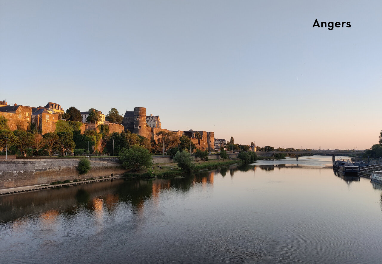 Kasteel van Angers en rivier de Maine bij zonsondergang, stad om te bezoeken.