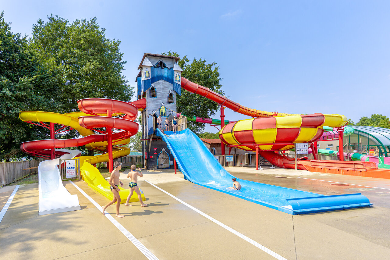 Waterpark met reuzenglijbanen en kasteeltoren op camping CAPFUN Lac de Ribou in Cholet (49).