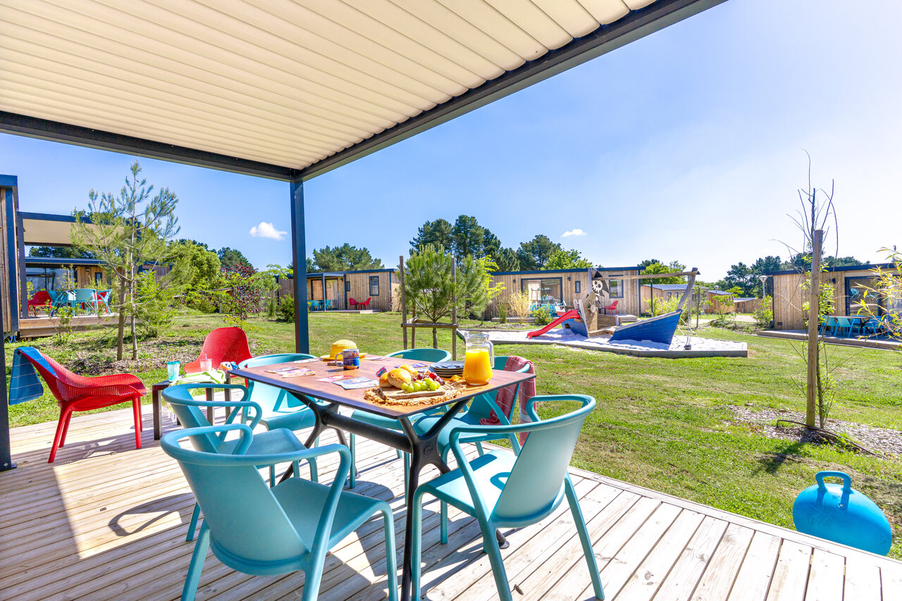 Overdekt terras stacaravan, kinderspeeltuin op camping CAPFUN Lac de Ribou in Cholet (49).
