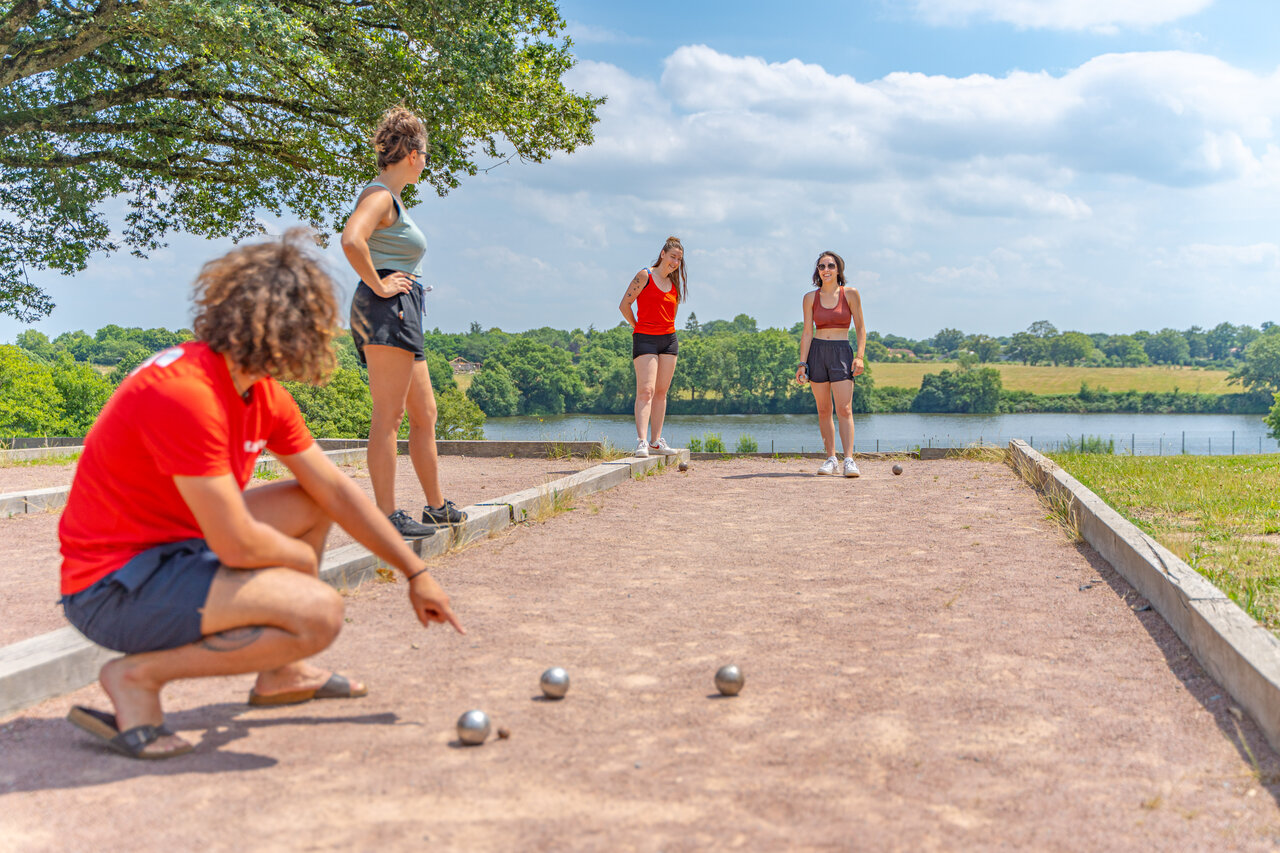 Jeu de boules spelen op camping CAPFUN Lac de Ribou in Cholet (49).