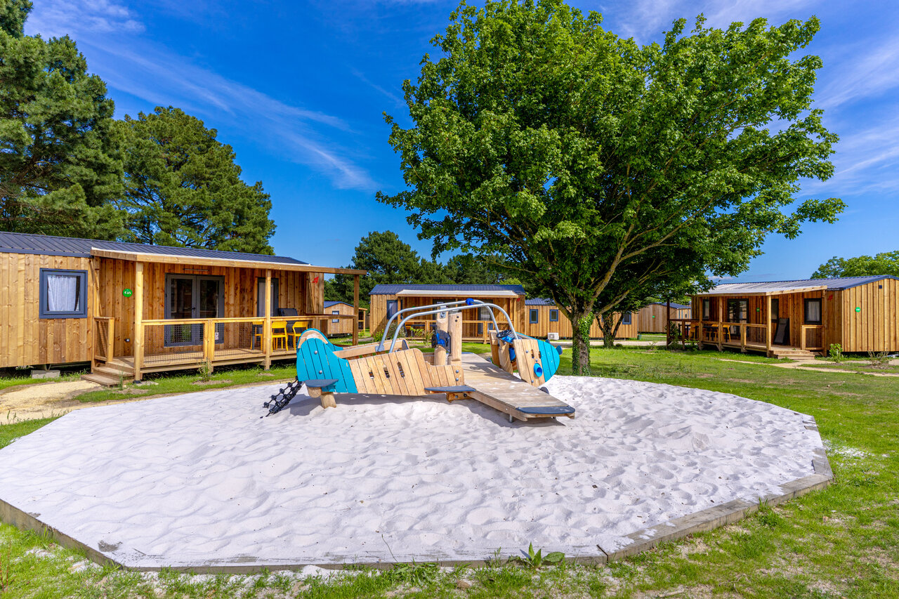 Houten vliegtuig speeltuin, moderne stacaravans op camping CAPFUN Lac de Ribou in Cholet (49).