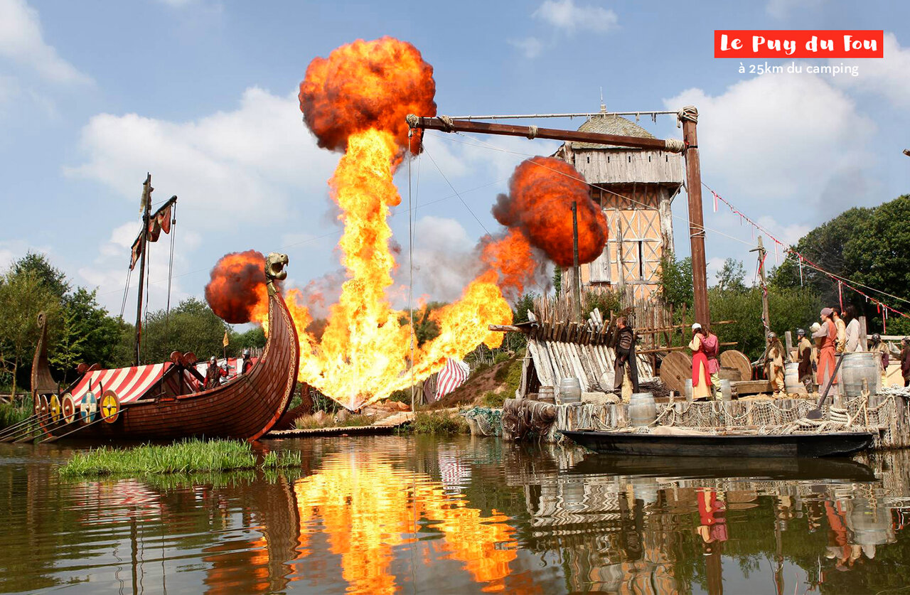 Historisch spektakel met Vikingdrakkar en explosies in Puy du Fou, Vend�e.