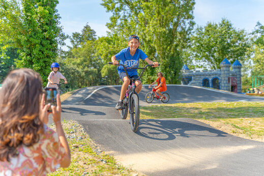 Kinderen op fietsen op pumptrackbaan op camping CAPFUN Lac de Ribou in Cholet (49).