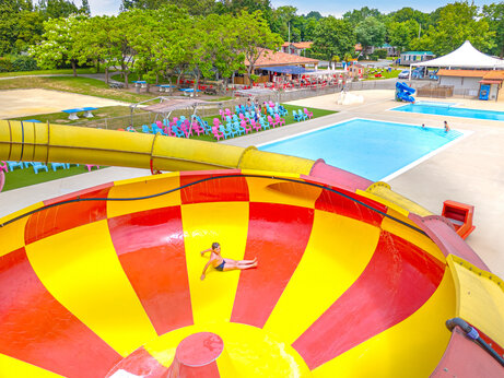 Reuzenglijbaan en buitenzwembaden op camping CAPFUN Lac de Ribou in Cholet (49).