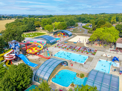 Zwembaden en reuzenglijbanen op camping CAPFUN Lac de Ribou in Cholet (49).