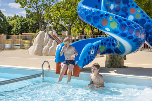 Waterglijbaan en kinderzwembad op camping CAPFUN Lac de Ribou (49).