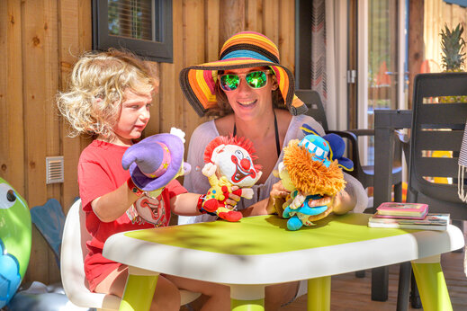 Familie speelt poppen op camping CAPFUN Lac de Ribou in Cholet (49).
