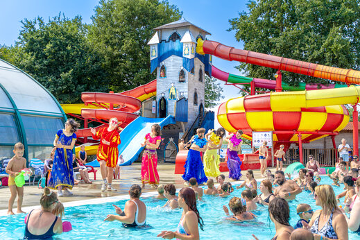 Wateranimatie, dansers en reuzenglijbanen op camping CAPFUN Lac de Ribou in Cholet (49).