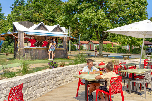 Bar, terras, kinderen op camping CAPFUN Lac de Ribou in Cholet.