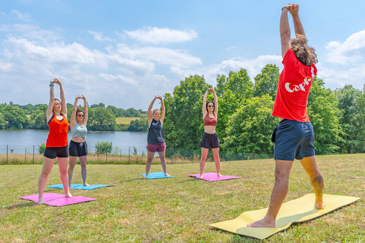 Groeps-stretching op matten op camping CAPFUN Lac de Ribou in Cholet (49).