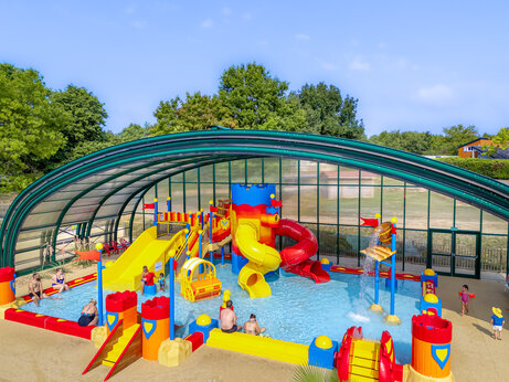 Overdekt zwembad, glijbanen en speeltoestellen op camping CAPFUN Lac de Ribou in Cholet (49).