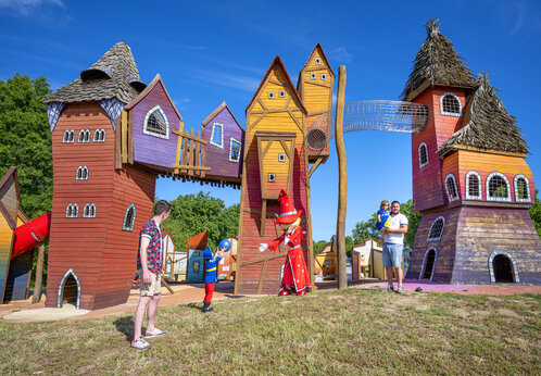 Grote speeltuin met glijbanen op camping CAPFUN Lac de Ribou, Cholet (49).