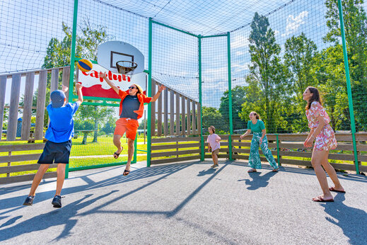 Multisportterrein en familie speelt basketbal op camping CAPFUN Lac de Ribou in Cholet (49).