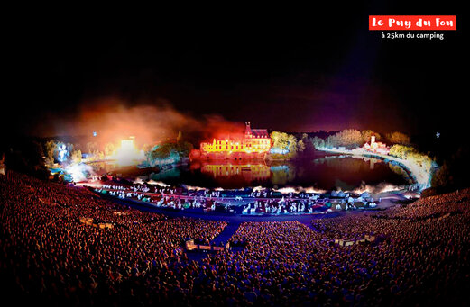 Groots nachtspektakel in Puy du Fou, een historisch park nabij Cholet.