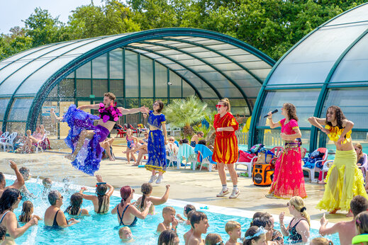 Feestelijke wateranimatie in buitenzwembad camping CAPFUN Lac de Ribou in Cholet (49).