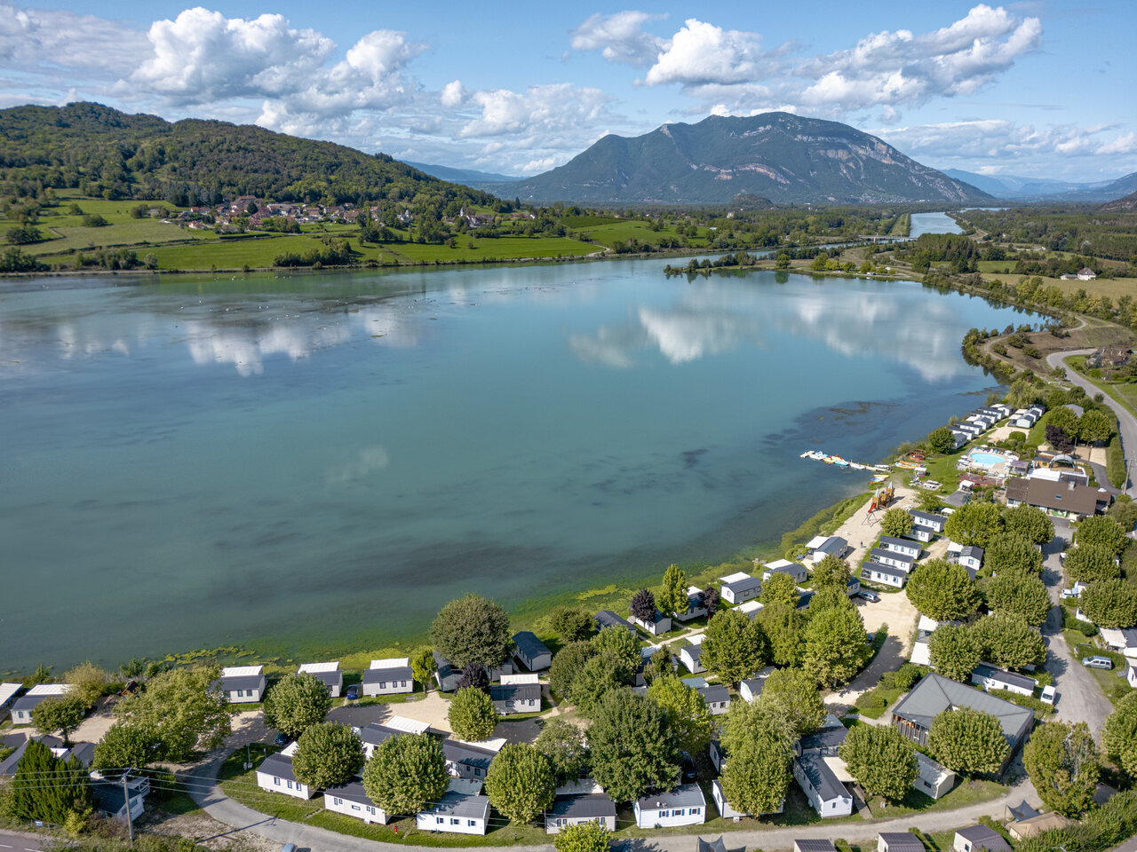 Stacaravans op camping CLICOCHIC Lac du Lit du Roi in Massignieu-de-Rives (01).