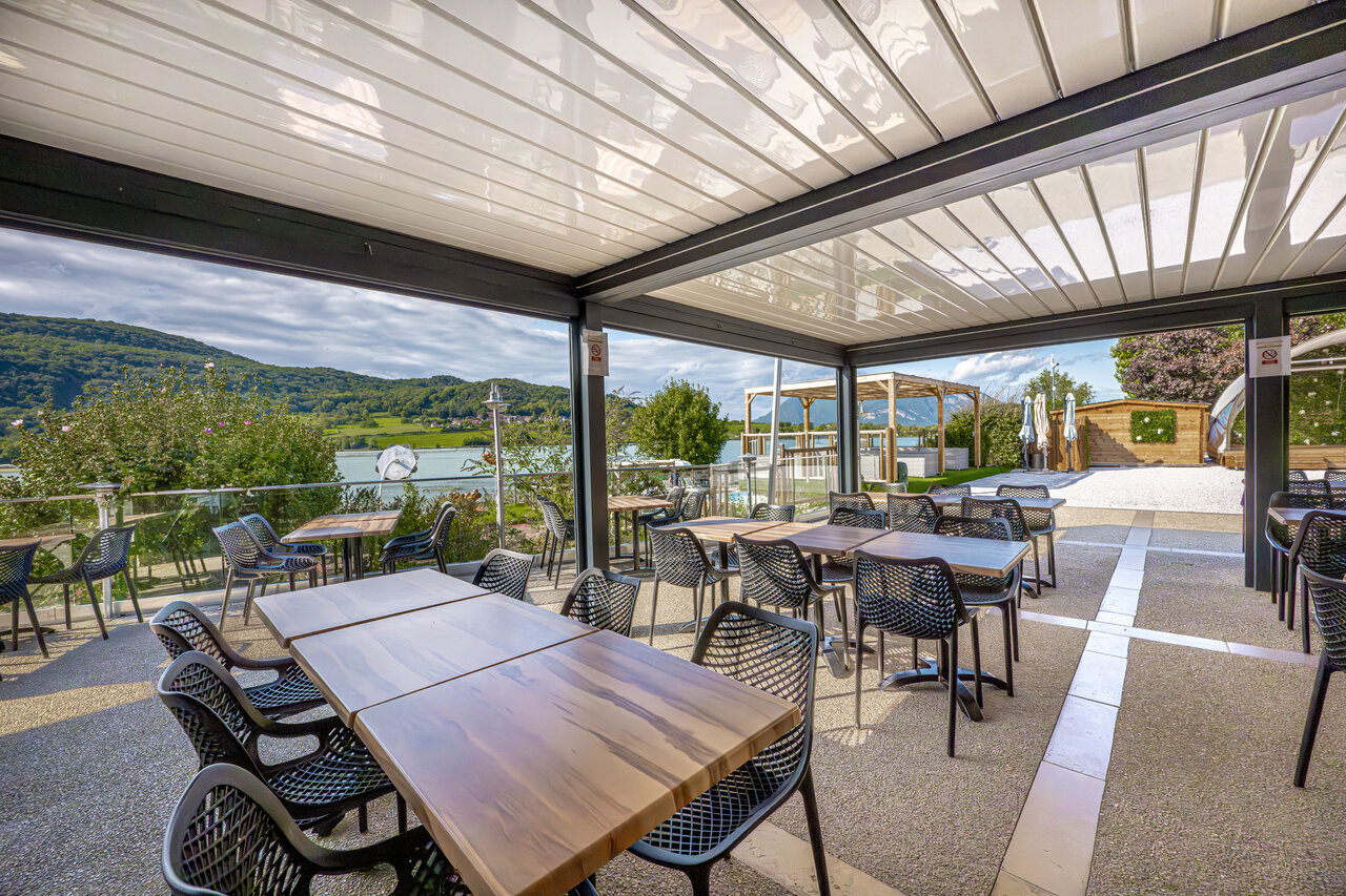 Schaduwrijk restaurantterras, uitzicht meer, op CLICOCHIC Lac du Lit du Roi.