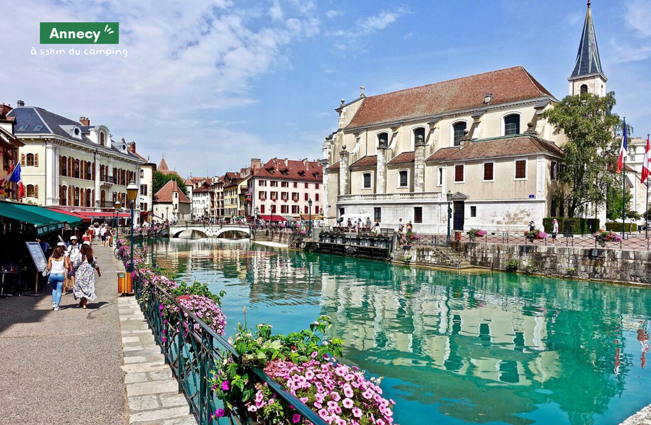 Bloemrijke gracht en historische gebouwen in Annecy, het Veneti� van de Alpen.