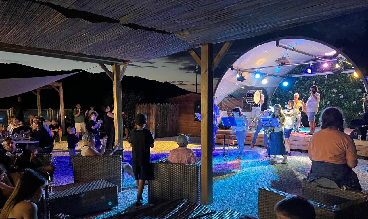 Muzikale animatie op camping CLICOCHIC Lac du Lit du Roi Massignieu-de-Rives (01).