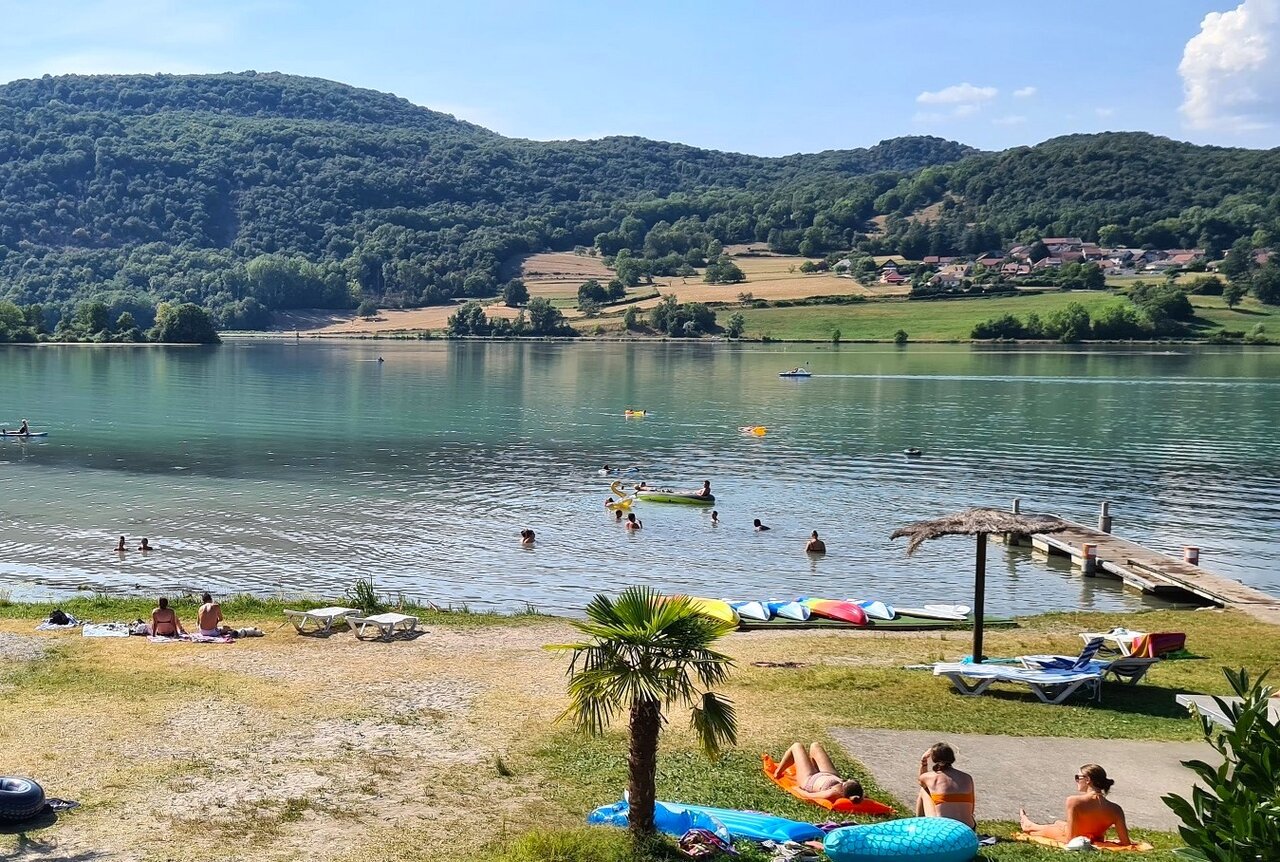 Meerstrand, zwemmen en wateractiviteiten op camping CLICOCHIC Lac du Lit du Roi in Massignieu-de-Rives (01).