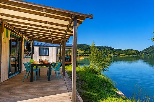 Stacaravan, ingericht terras, uitzicht op meer op camping CLICOCHIC in Massignieu-de-Rives.