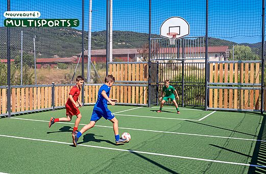Multisportterrein kinderen op camping CLICOCHIC Lac du Lit du Roi in Massignieu-de-Rives (01).