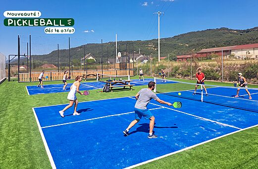 Buiten pickleballbaan met spelers op camping CLICOCHIC Massignieu-de-Rives.