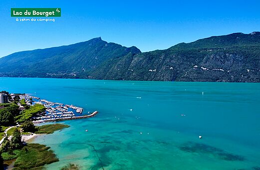 Meer van Bourget, jachthaven en bergen in Savoie, Frankrijk.