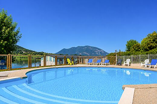 Buitenzwembad op camping CLICOCHIC Lac du Lit du Roi in Massignieu-de-Rives (01).