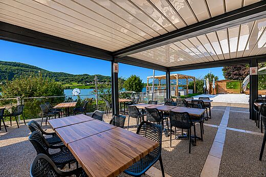Restaurantterras met uitzicht meer op camping CLICOCHIC Massignieu-de-Rives (01).