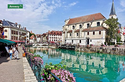 Oude stad Annecy met zijn kanaal, bruggen en historische gebouwen.