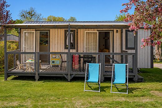 Modern stacaravan met terras op camping CLICOCHIC Lac du Lit du Roi.