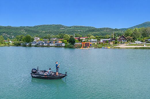 Vissen per boot op het meer op camping CLICOCHIC in Massignieu-de-Rives.