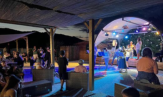 Live muziek animatie 's avonds op camping CLICOCHIC Lac du Lit du Roi.