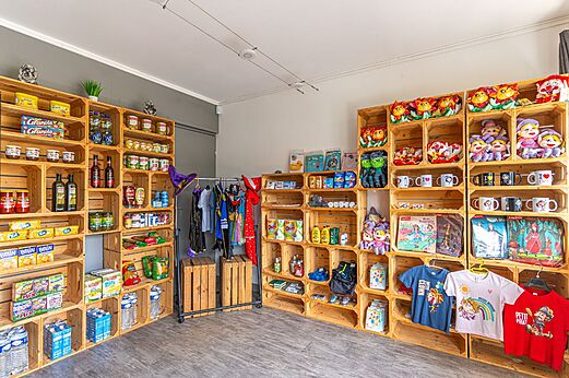 Campingwinkel met etenswaren, souvenirs en kostuums op camping CLICOCHIC.