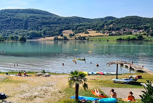 Watersportactiviteiten op het meer en ingericht strand op camping CLICOCHIC Lac du Lit du Roi.