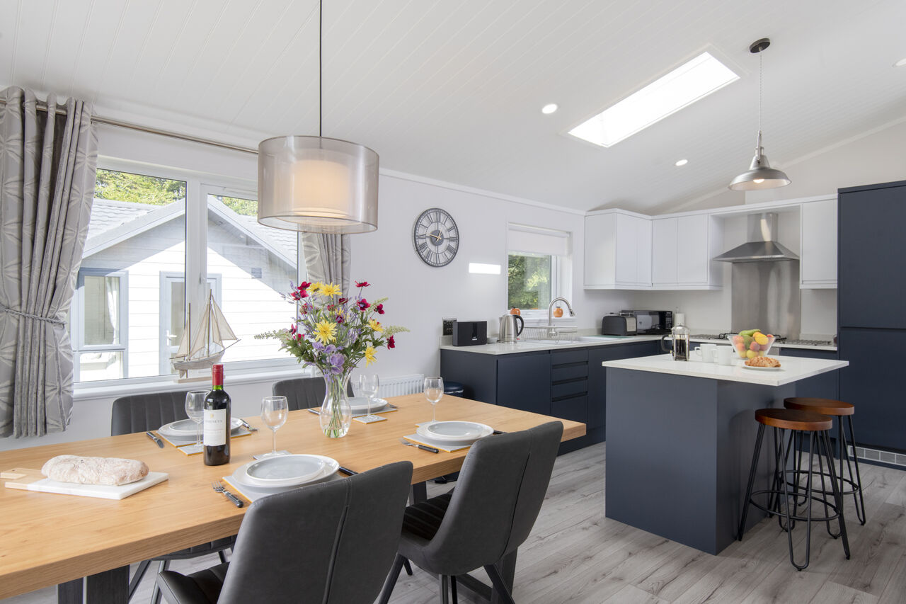 Moderne keuken en eetkamer van een accommodatie bij CAPFUN UK Lakeview Manor.