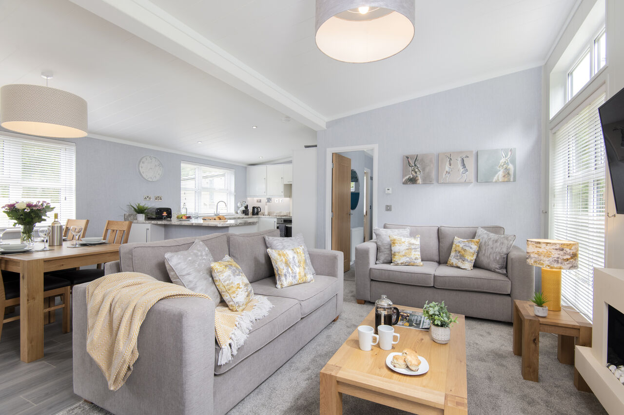 Moderne woonkamer, eetkamer en keuken van stacaravan op camping CAPFUN UK Lakeview Manor in Dunkeswell