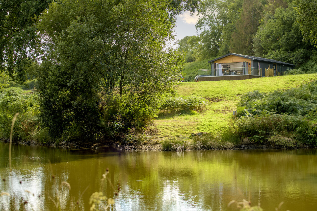 Modern chalet, meer, natuur, op camping CAPFUN UK Lakeview Manor in Dunkeswell.